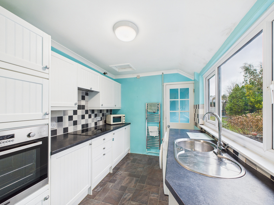 2 bed semi-detached house for sale in Gladstone Road, Horsham, West Sussex - Property Image 4