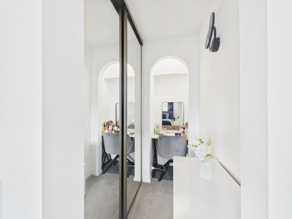 2 bed apartment for sale in Wallis Way, Horsham  - Property Image 5