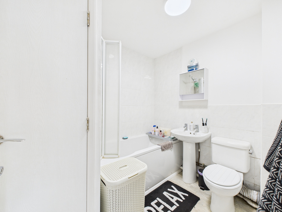 2 bed apartment for sale in Wallis Way, Horsham  - Property Image 7