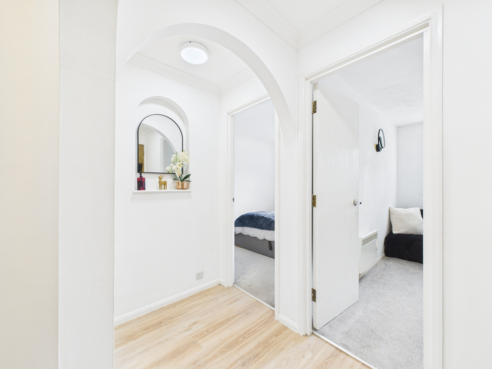 2 bed apartment for sale in Wallis Way, Horsham  - Property Image 8