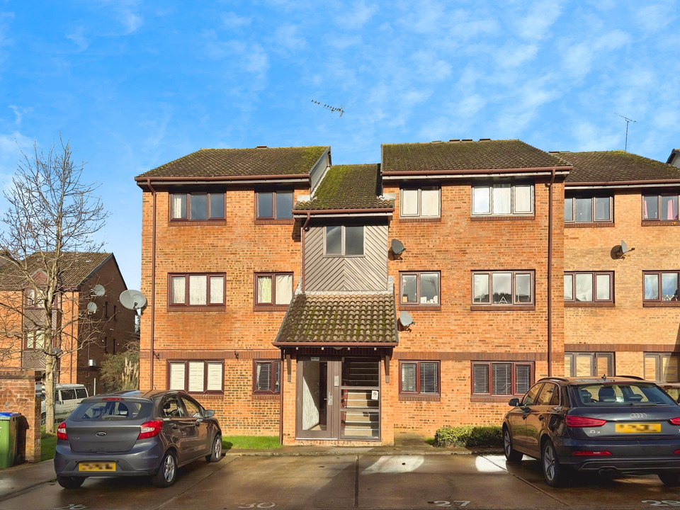 2 bed apartment for sale in Wallis Way, Horsham - Property Image 1