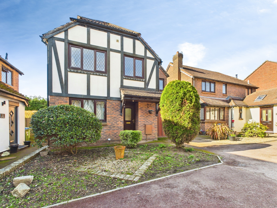 4 bed detached house for sale in The Willows, Pondtail Close, Horsham - Property Image 1