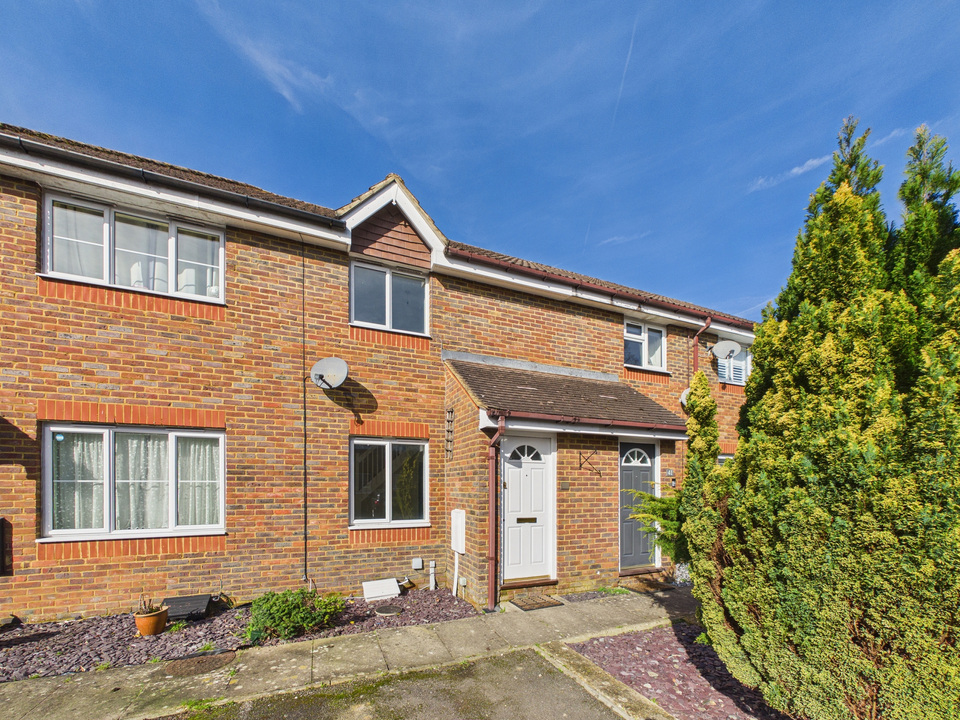 2 bed end of terrace house for sale in Ropeland Way, Horsham  - Property Image 1