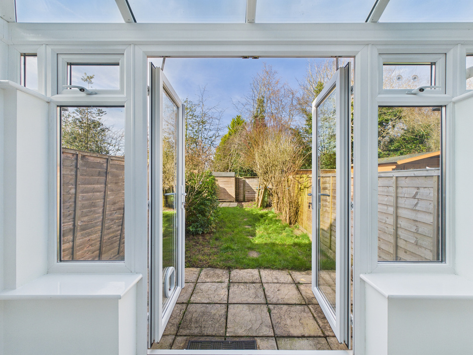 2 bed end of terrace house for sale in Ropeland Way, Horsham  - Property Image 5