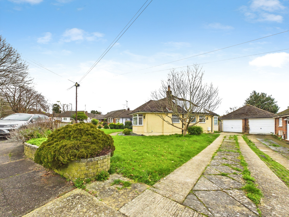 3 bed bungalow for sale in Hillmead, Horsham, West Sussex - Property Image 8