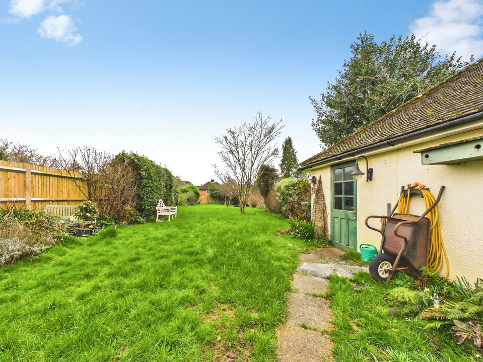 3 bed bungalow for sale in Hillmead, Horsham, West Sussex - Property Image 10