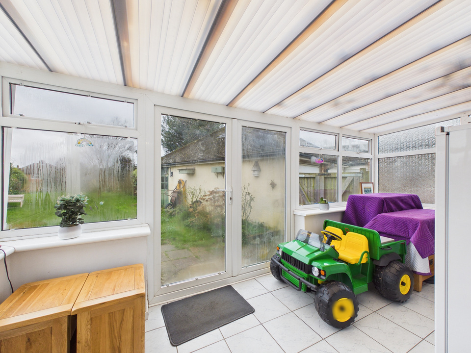 3 bed bungalow for sale in Hillmead, Horsham, West Sussex - Property Image 9