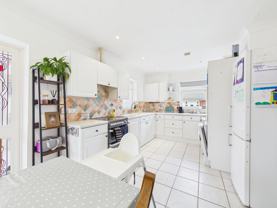 3 bed bungalow for sale in Hillmead, Horsham, West Sussex - Property Image 3