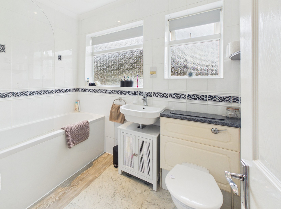 3 bed bungalow for sale in Hillmead, Horsham, West Sussex - Property Image 6