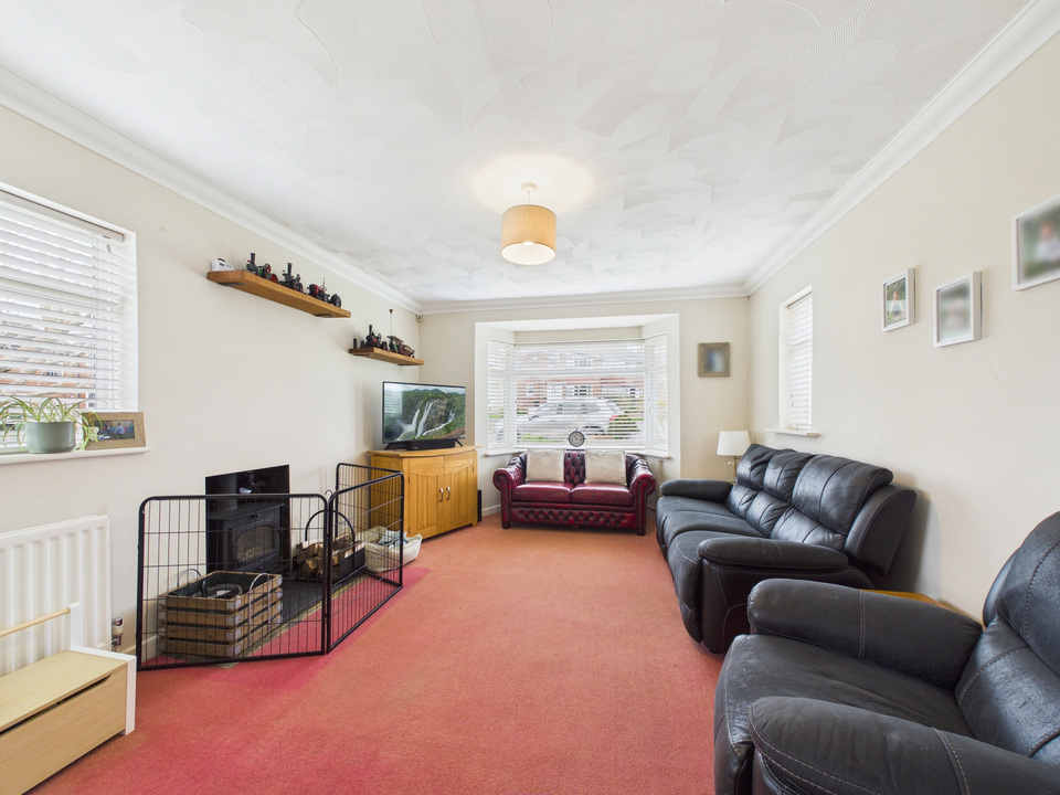 3 bed bungalow for sale in Hillmead, Horsham, West Sussex - Property Image 2