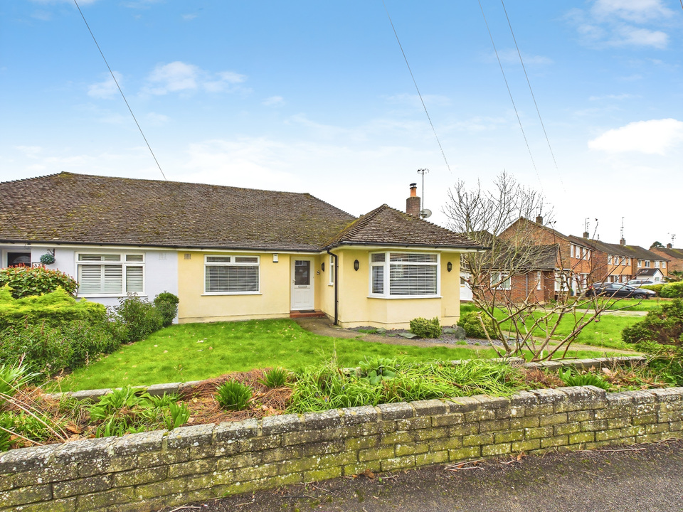 3 bed bungalow for sale in Hillmead, Horsham, West Sussex - Property Image 1