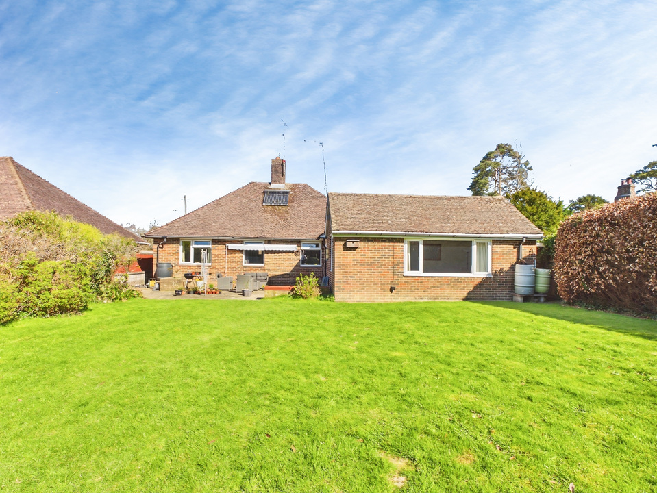 3 bed detached bungalow for sale in Gayles, Blackbridge Lane, Horsham - Property Image 9