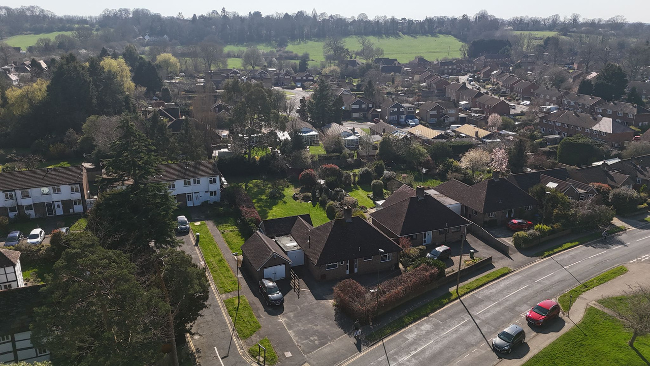 3 bed detached bungalow for sale in Gayles, Blackbridge Lane, Horsham - Property Image 16