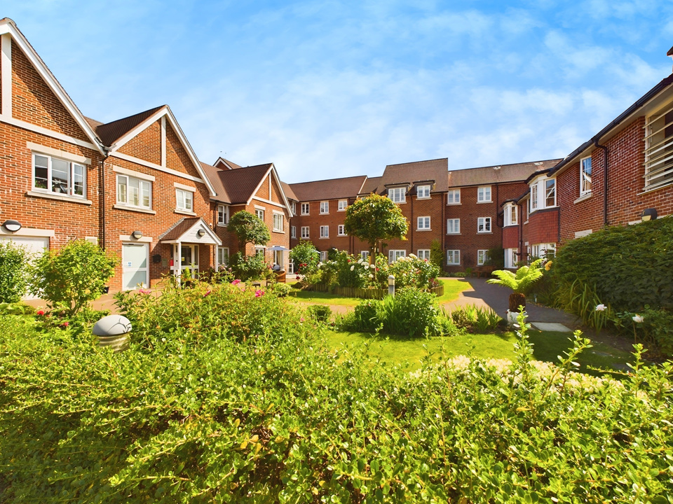 1 bed apartment for sale in Clarence Court, Brighton Road, Horsham, West Sussex  - Property Image 1