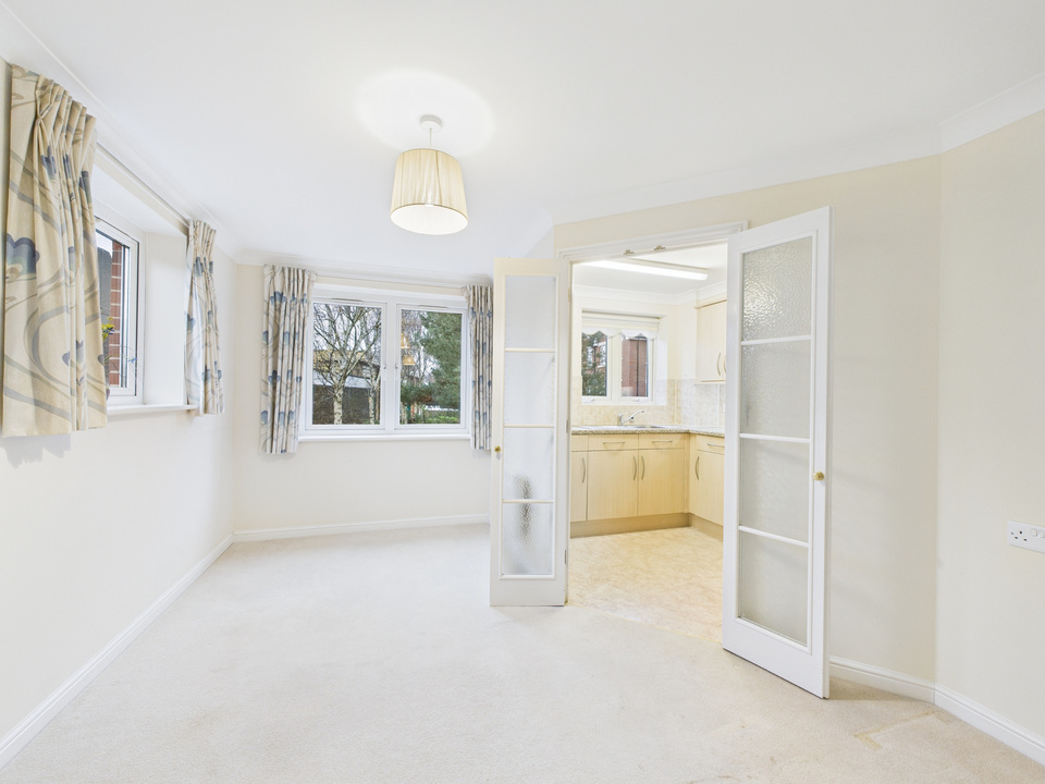 2 bed for sale in Manton Court, Kings Road, Horsham, West Sussex - Property Image 11