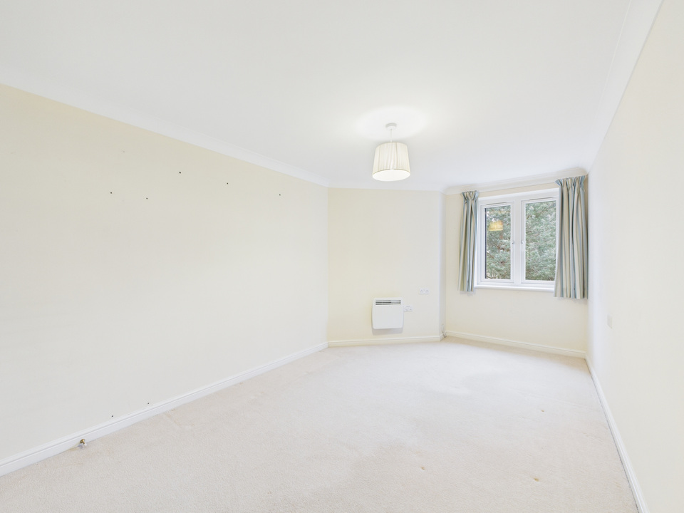 2 bed for sale in Manton Court, Kings Road, Horsham, West Sussex - Property Image 6