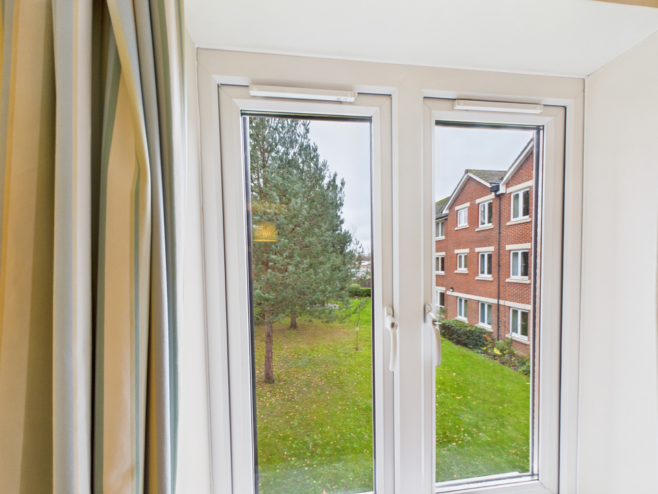 2 bed for sale in Manton Court, Kings Road, Horsham, West Sussex - Property Image 13