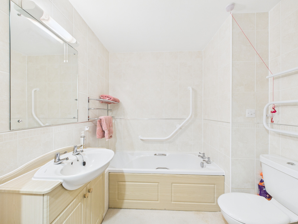 2 bed for sale in Manton Court, Kings Road, Horsham, West Sussex - Property Image 7