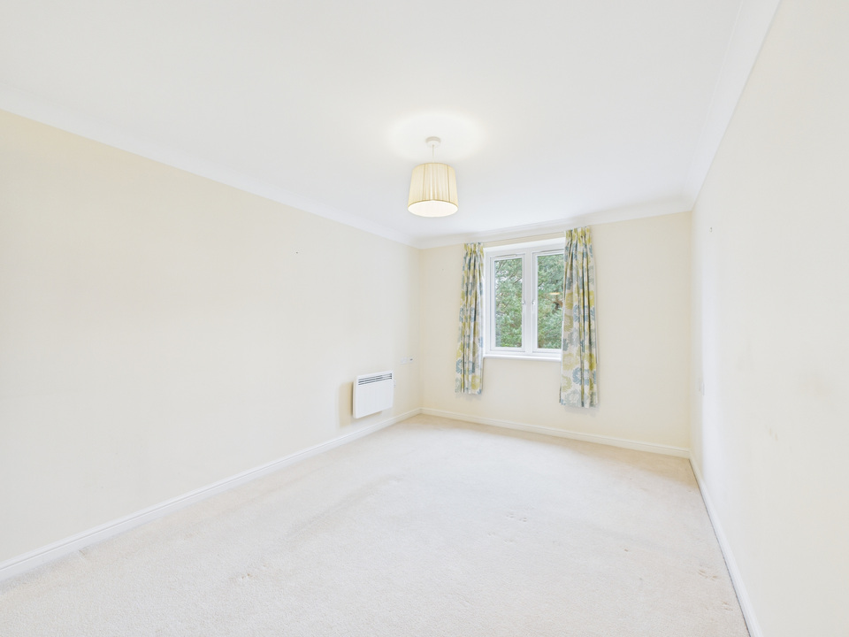 2 bed for sale in Manton Court, Kings Road, Horsham, West Sussex - Property Image 4