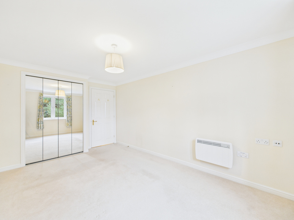2 bed for sale in Manton Court, Kings Road, Horsham, West Sussex - Property Image 5