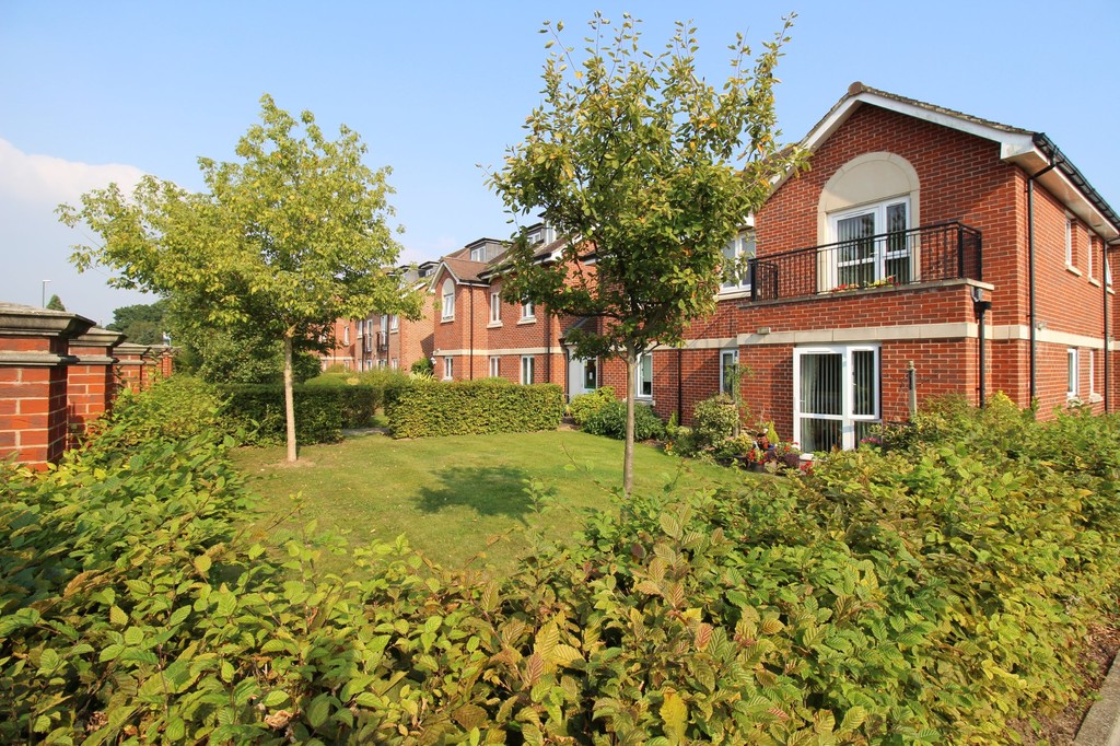 2 bed for sale in Manton Court, Kings Road, Horsham, West Sussex - Property Image 9