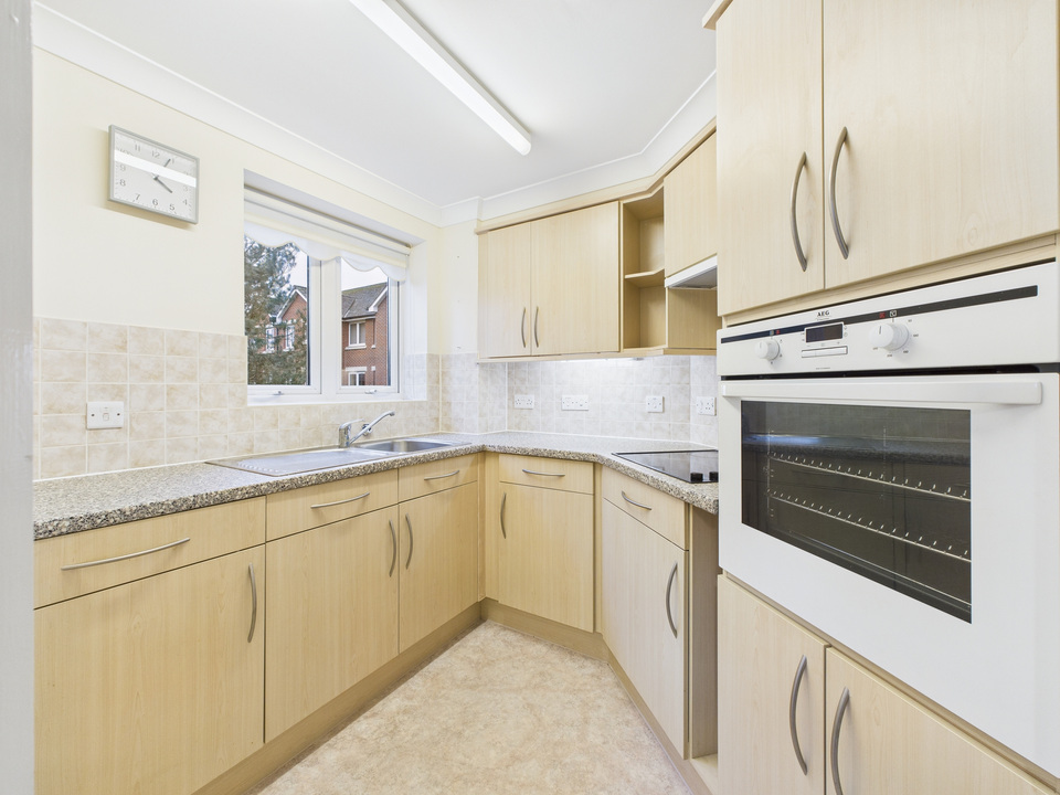 2 bed for sale in Manton Court, Kings Road, Horsham, West Sussex - Property Image 3