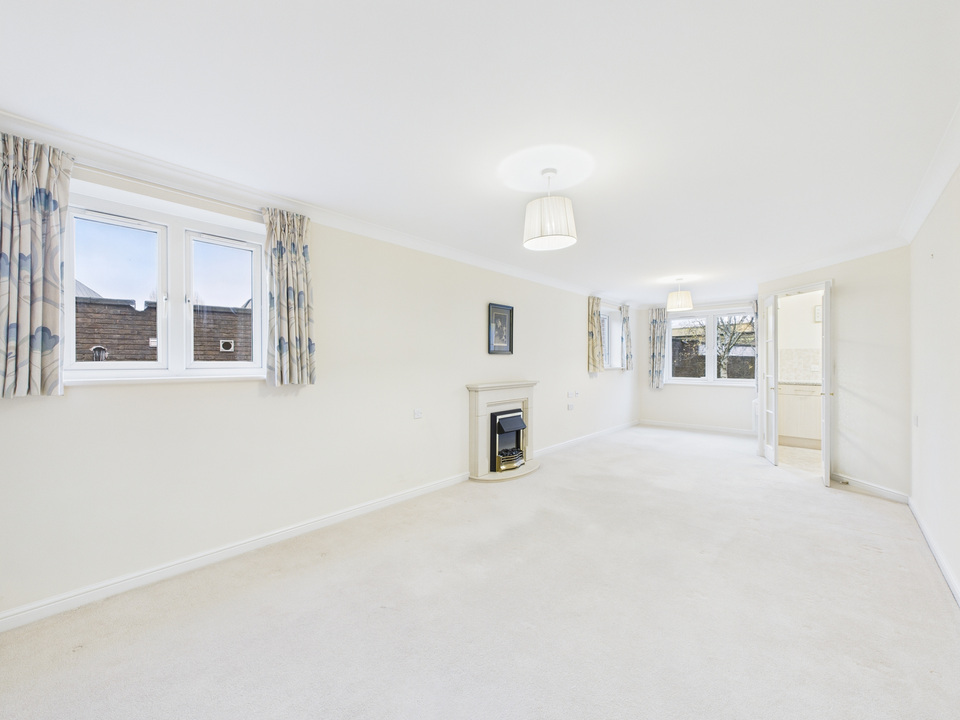 2 bed apartment for sale in Manton Court, Kings Road, Horsham, West Sussex - Property Image 1