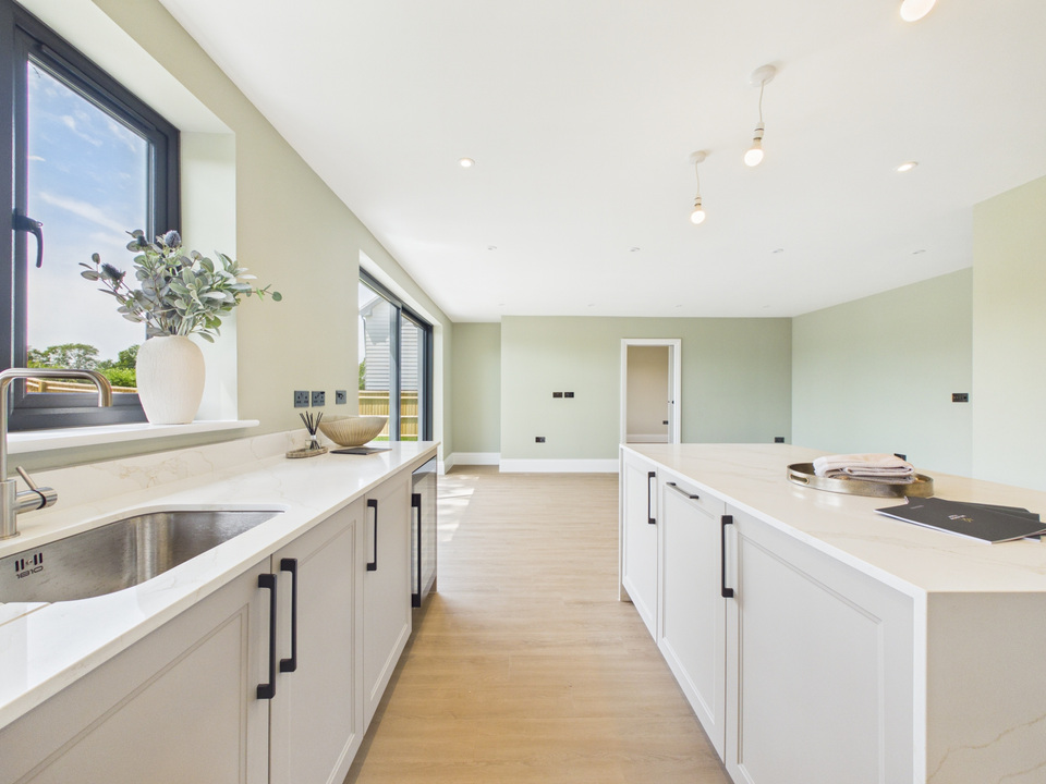 4 bed for sale in Meadow View, Monks Gate, Horsham, West Sussex - Property Image 17