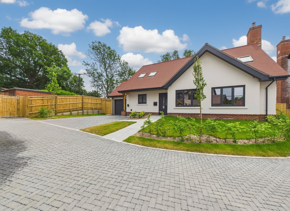 4 bed for sale in Meadow View, Monks Gate, Horsham, West Sussex - Property Image 13