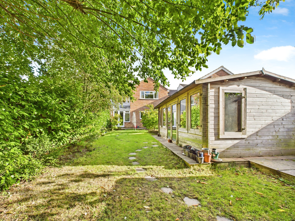 4 bed semi-detached house for sale in Farhalls Crescent, Horsham  - Property Image 8