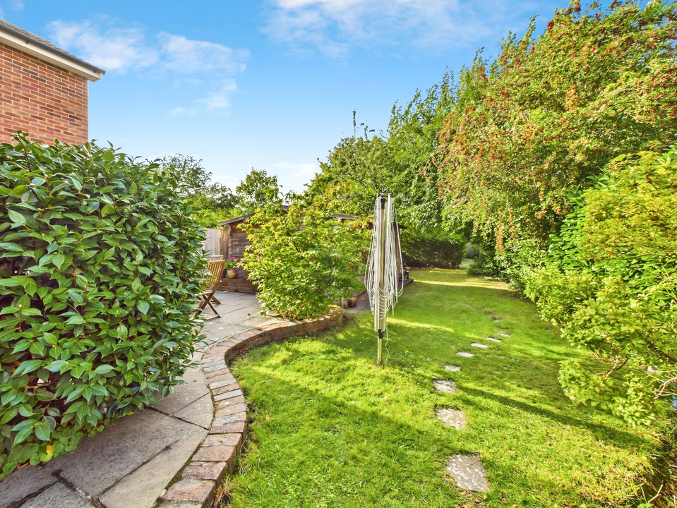 4 bed semi-detached house for sale in Farhalls Crescent, Horsham  - Property Image 10