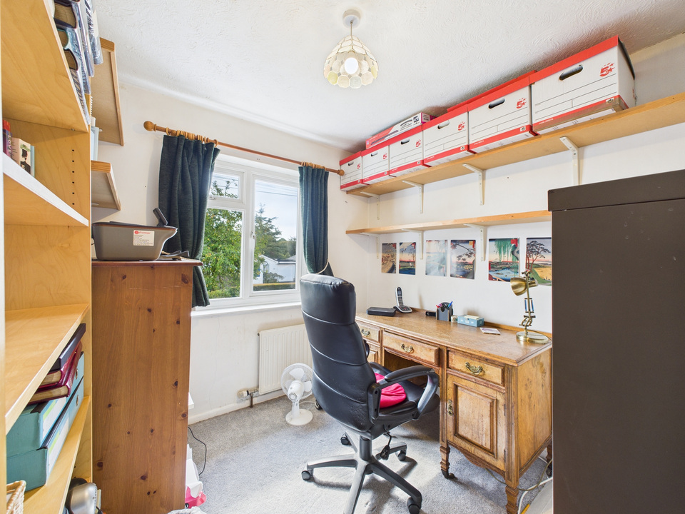 4 bed semi-detached house for sale in Farhalls Crescent, Horsham  - Property Image 15