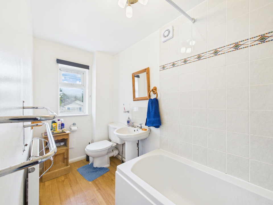 4 bed semi-detached house for sale in Farhalls Crescent, Horsham  - Property Image 16