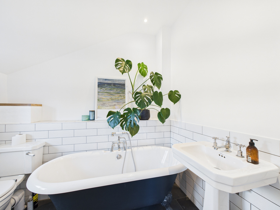 3 bed semi-detached house for sale in Swindon Road, Horsham - Property Image 8