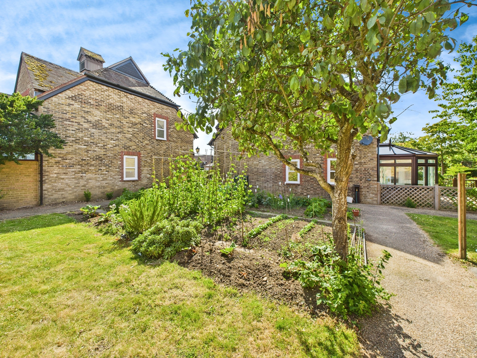 2 bed end of terrace house for sale in Bluecoat Pond, Christs Hospital - Property Image 12