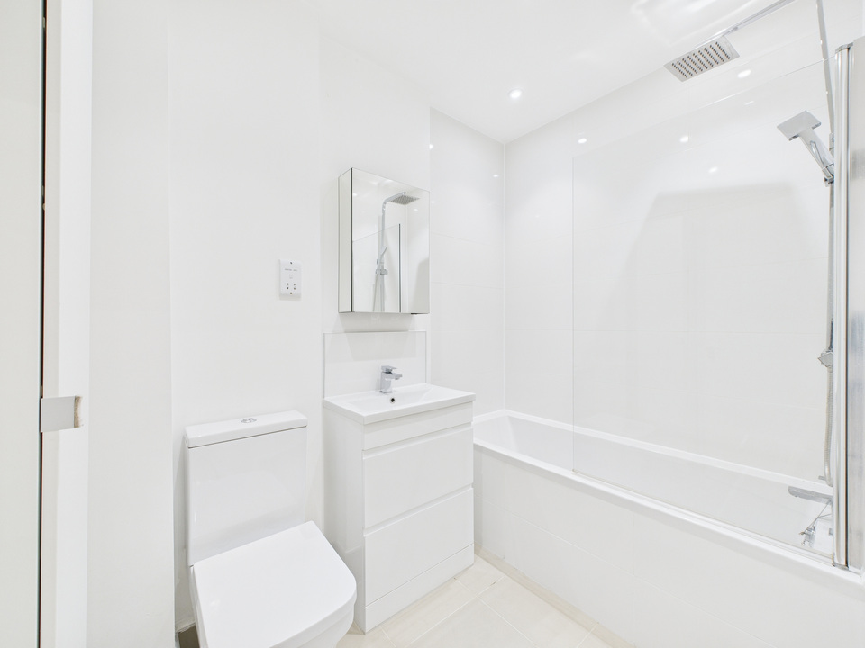 2 bed apartment for sale in Holmes Park, North Street, Horsham, West Sussex  - Property Image 4