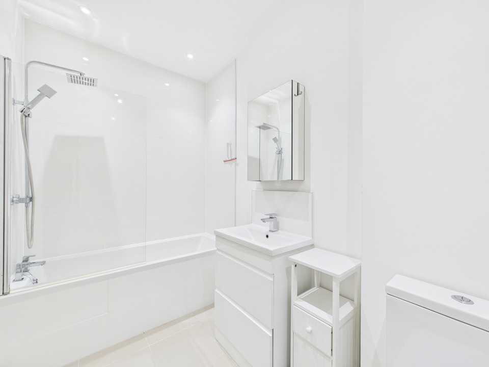 2 bed apartment for sale in Holmes Park, North Street, Horsham, West Sussex  - Property Image 6