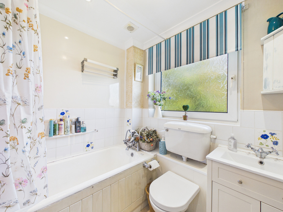 2 bed maisonette for sale in Cotswold Court, Horsham  - Property Image 7