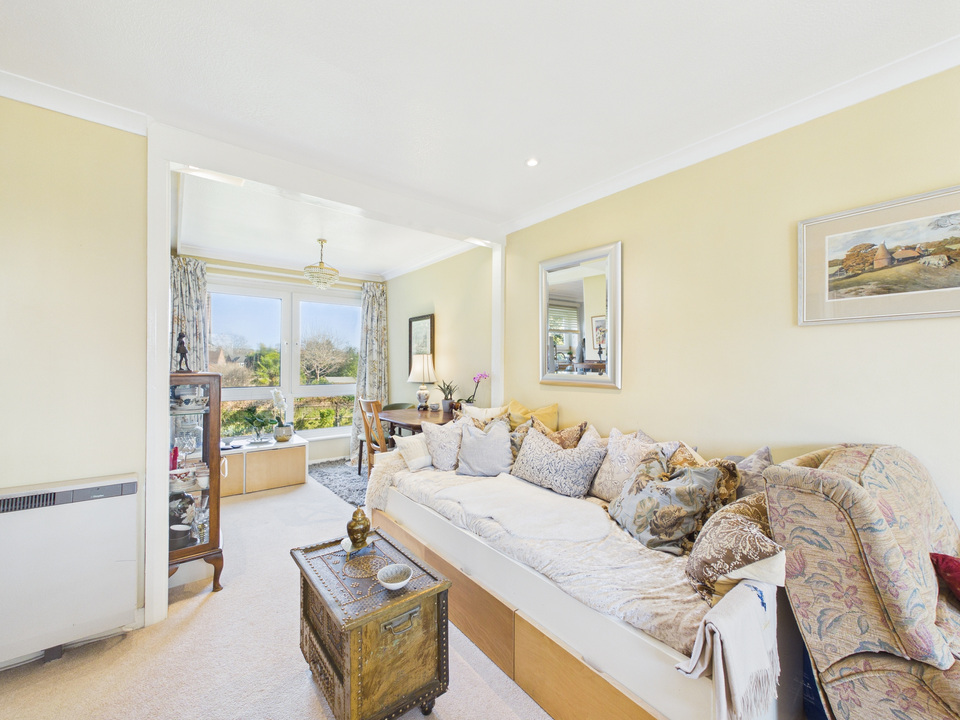 2 bed maisonette for sale in Cotswold Court, Horsham  - Property Image 3