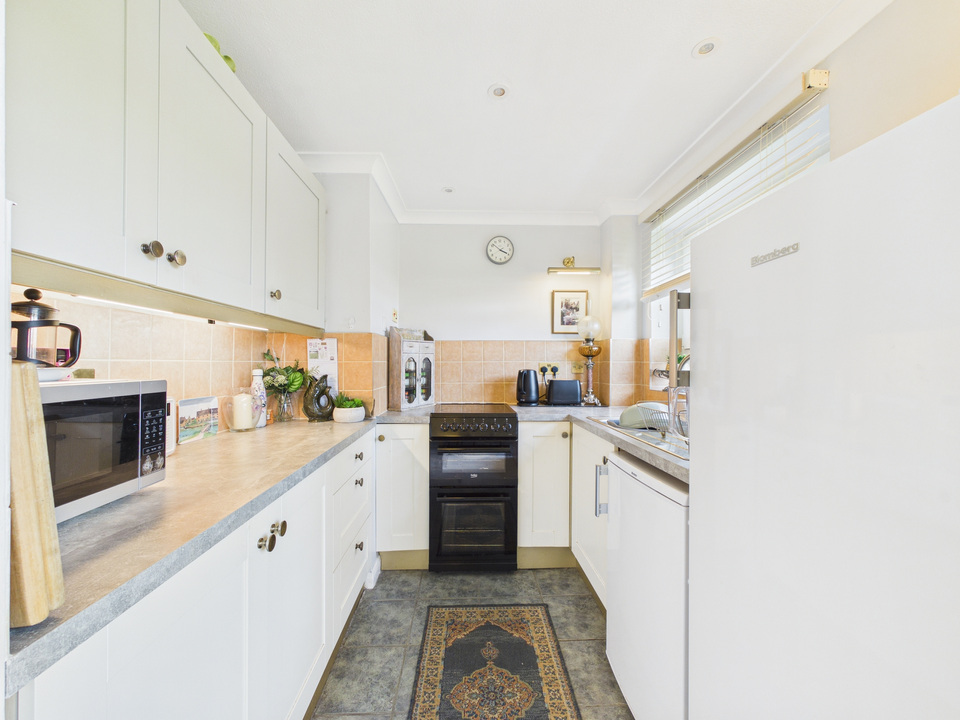 2 bed maisonette for sale in Cotswold Court, Horsham  - Property Image 4