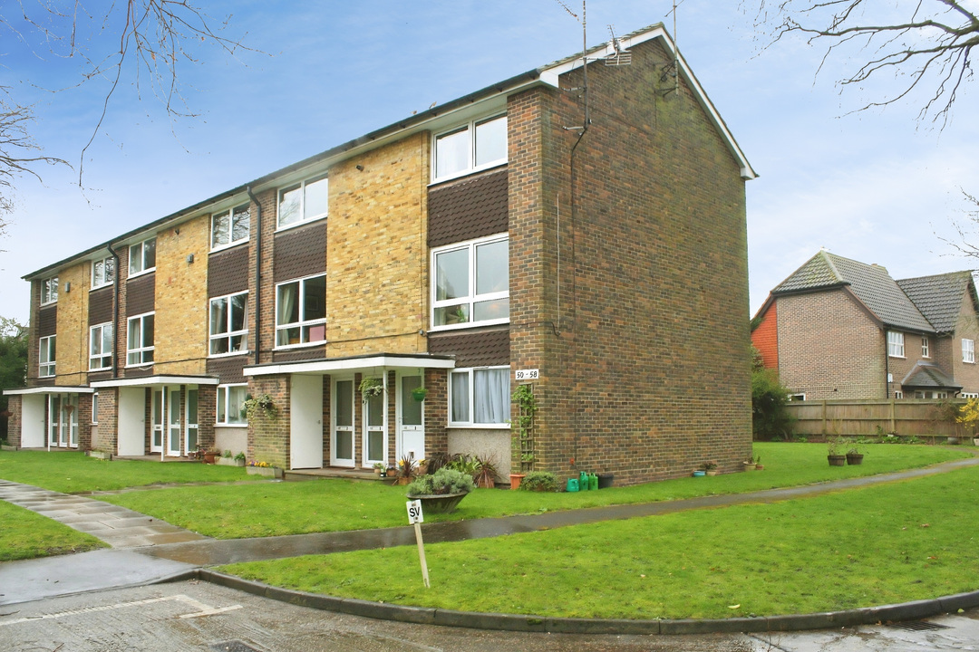 2 bed maisonette for sale in Cotswold Court, Horsham - Property Image 1