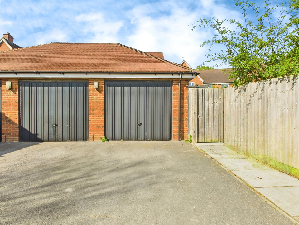 3 bed town house for sale in Staples Close, Broadbridge Heath  - Property Image 8