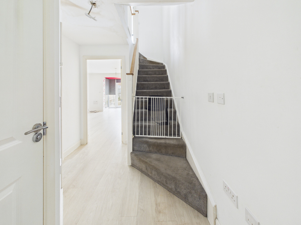 3 bed town house for sale in Staples Close, Broadbridge Heath  - Property Image 9