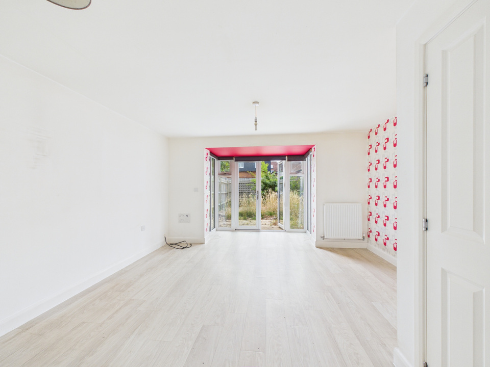 3 bed town house for sale in Staples Close, Broadbridge Heath  - Property Image 3