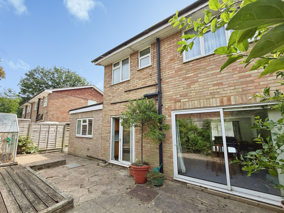 3 bed semi-detached house for sale in Woodland Way, Horsham, RH13 6AH  - Property Image 9