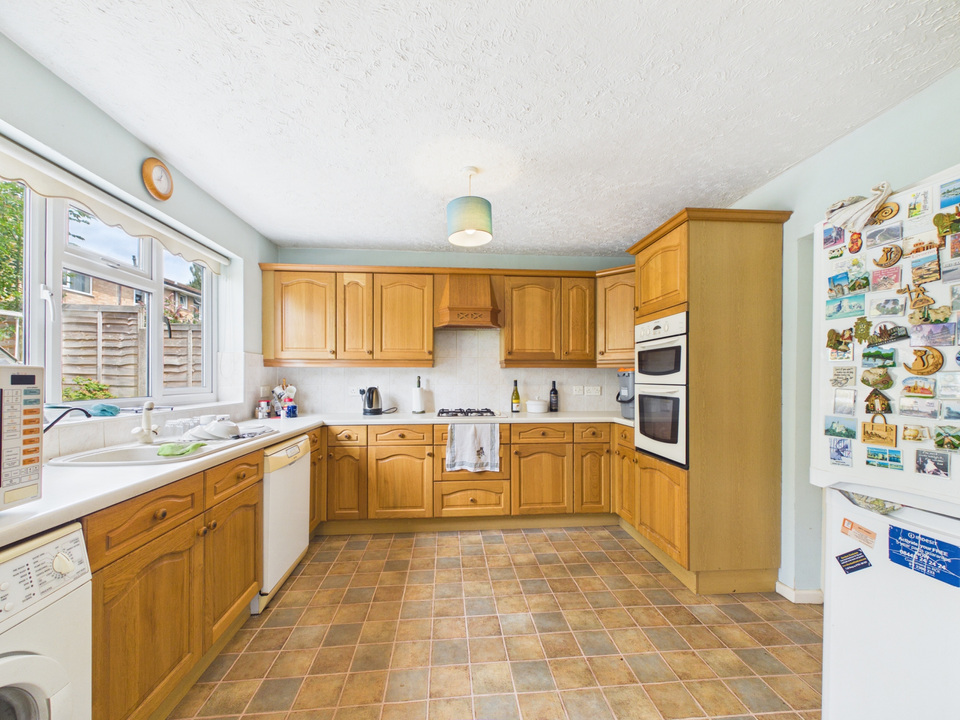 3 bed semi-detached house for sale in Woodland Way, Horsham, RH13 6AH  - Property Image 3
