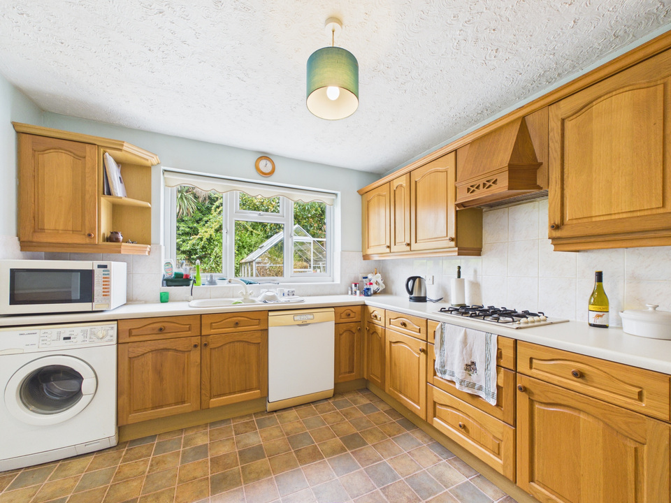 3 bed semi-detached house for sale in Woodland Way, Horsham, RH13 6AH  - Property Image 13