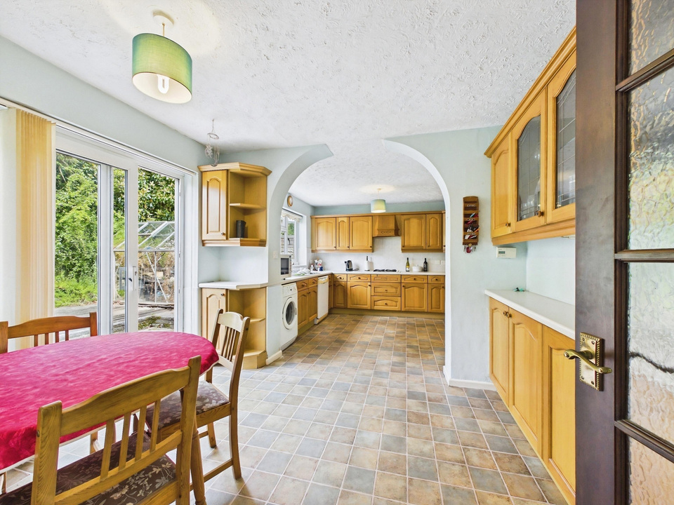 3 bed semi-detached house for sale in Woodland Way, Horsham, RH13 6AH  - Property Image 10