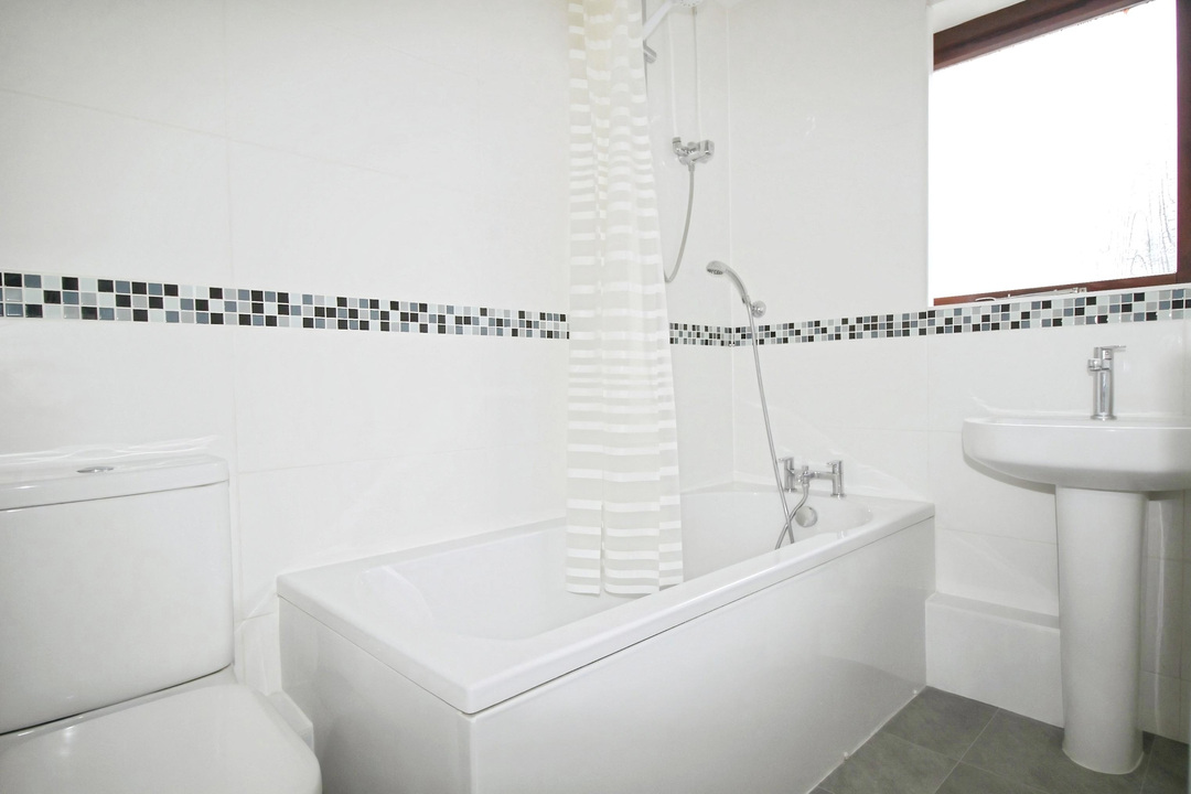 1 bed end of terrace house for sale in Kingsmead Place, Broadbridge Heath, RH12 3TA  - Property Image 5