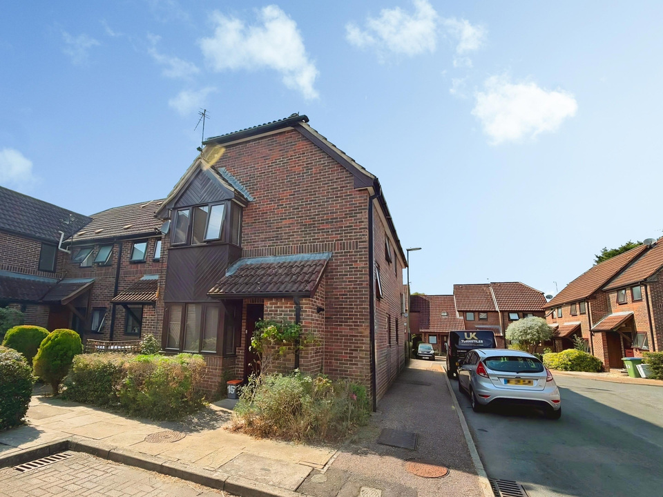 1 bed end of terrace house for sale in Kingsmead Place, Broadbridge Heath, RH12 3TA  - Property Image 6